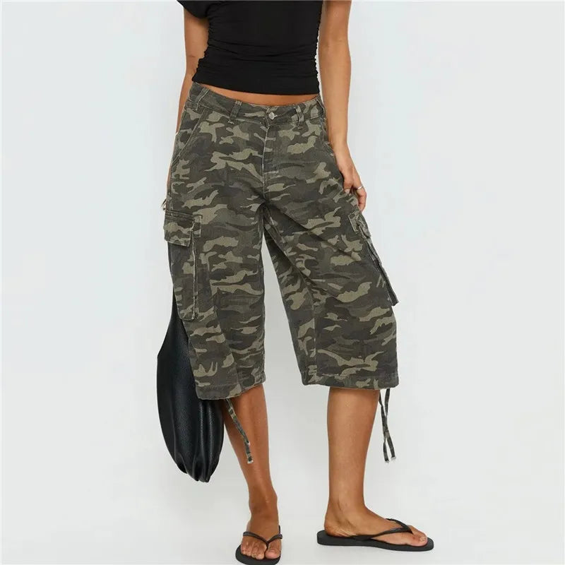Women's camo cargo pants, lightweight fabric, ideal for casual outings