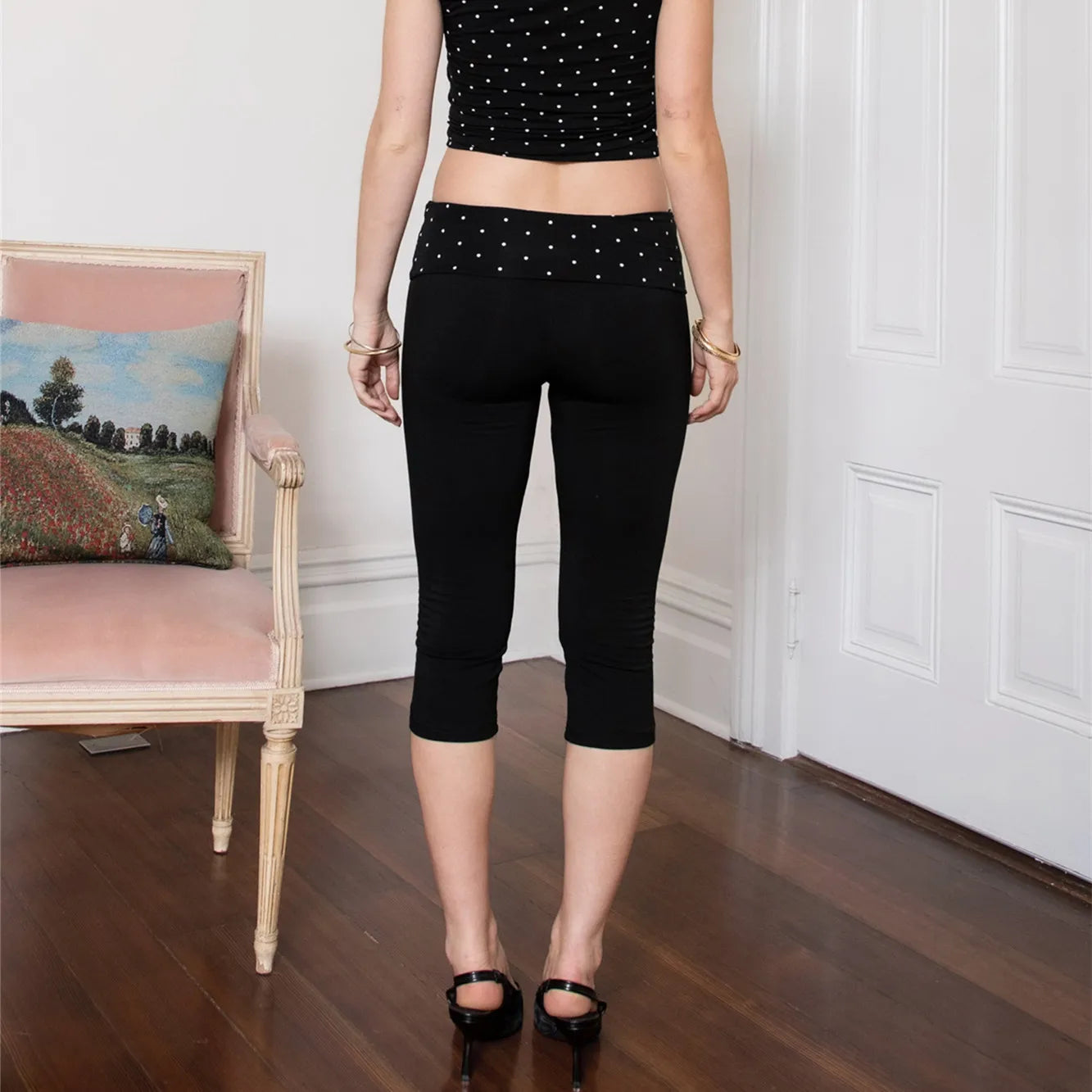 Women's black leggings with polka dot dots, perfect for casual outings
