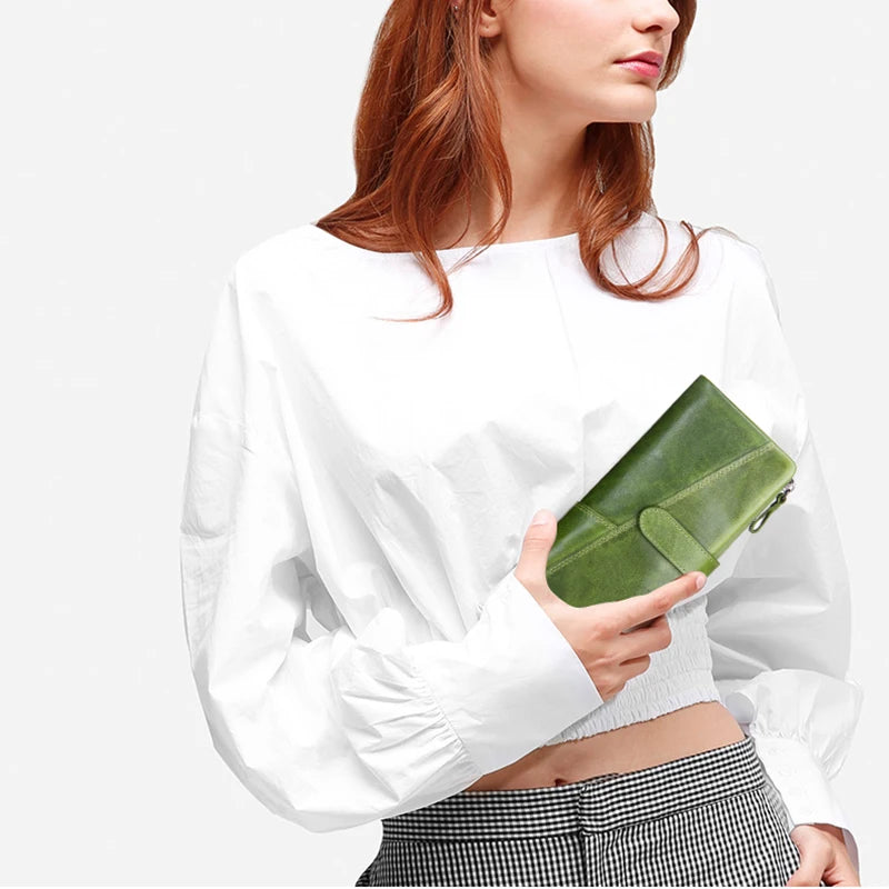 Green leather wallet for men, stylish and functional organizer